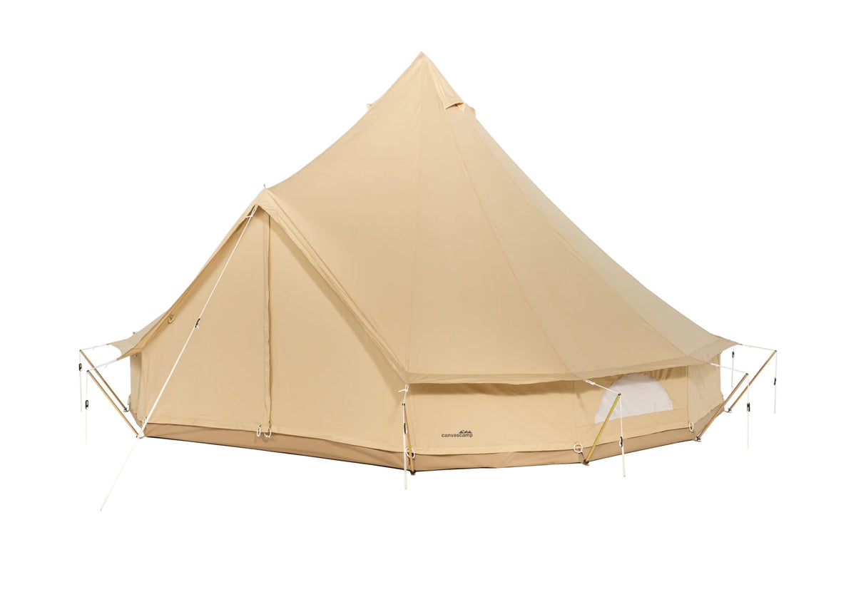 CanvasCamp Sibley ProTech 500 vue de trois quarts avant avec petite fenêtre latérale et porte fermée