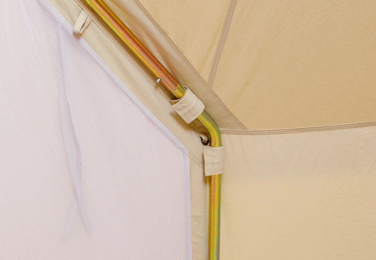 CanvasCamp Sibley Traveller 450, mât le long de la porte tenu par des boucles en tissu sur la toile
