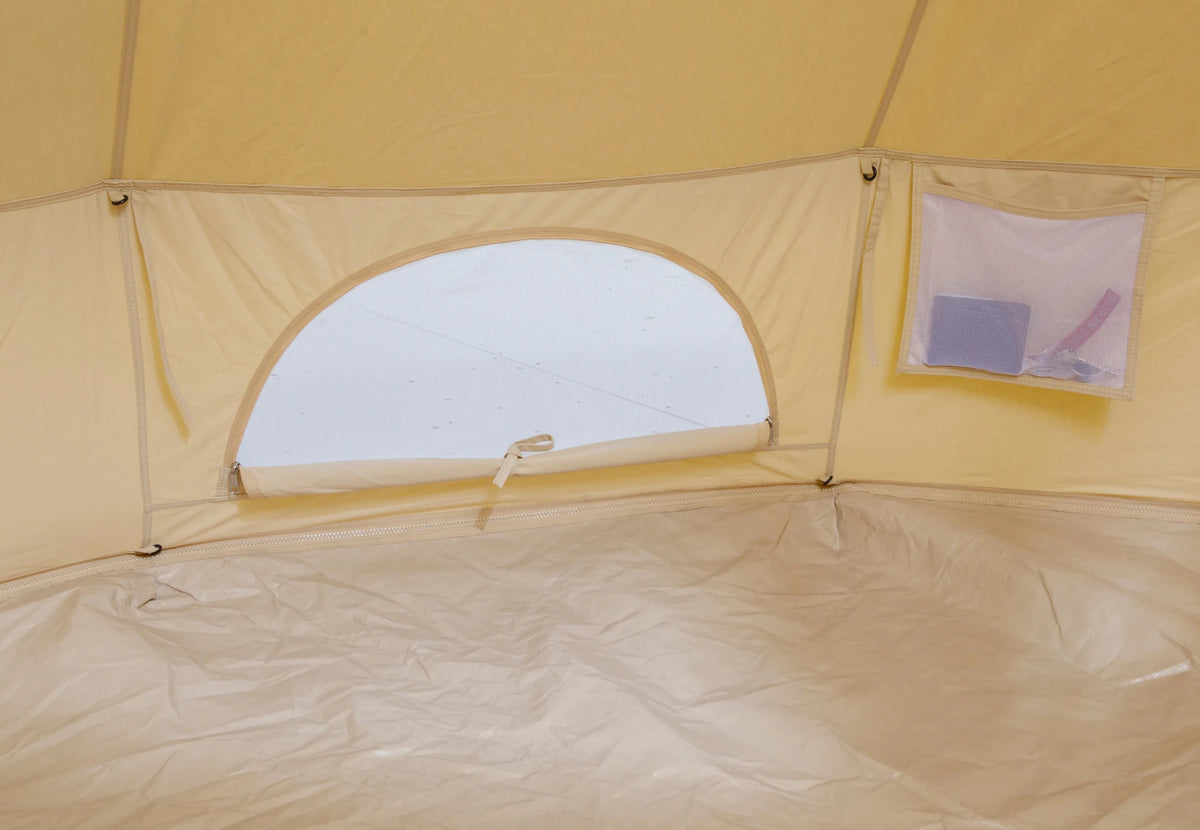 CanvasCamp Sibley Traveller 450 vue de l'intérieur avec une fenêtre en demi-cercle et une poche de rangement