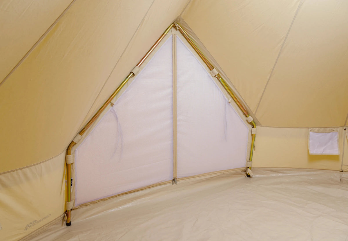 CanvasCamp Sibley Traveller 450 à l'intérieur, entrée avec mâts en A et moustiquaire fermée