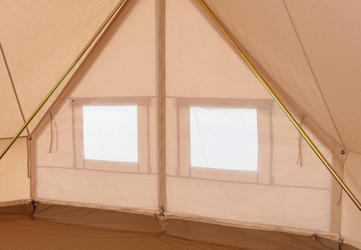 CanvasCamp Sibley Traveller 600 Twin vue de l'intérieur avec deux fenêtres sous l'armature de mâts