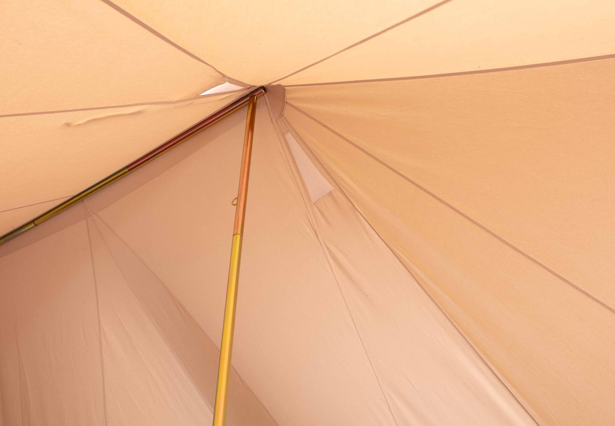 CanvasCamp Sibley Traveller 600 Twin, intérieur avec un mât et le toit vu d'en bas