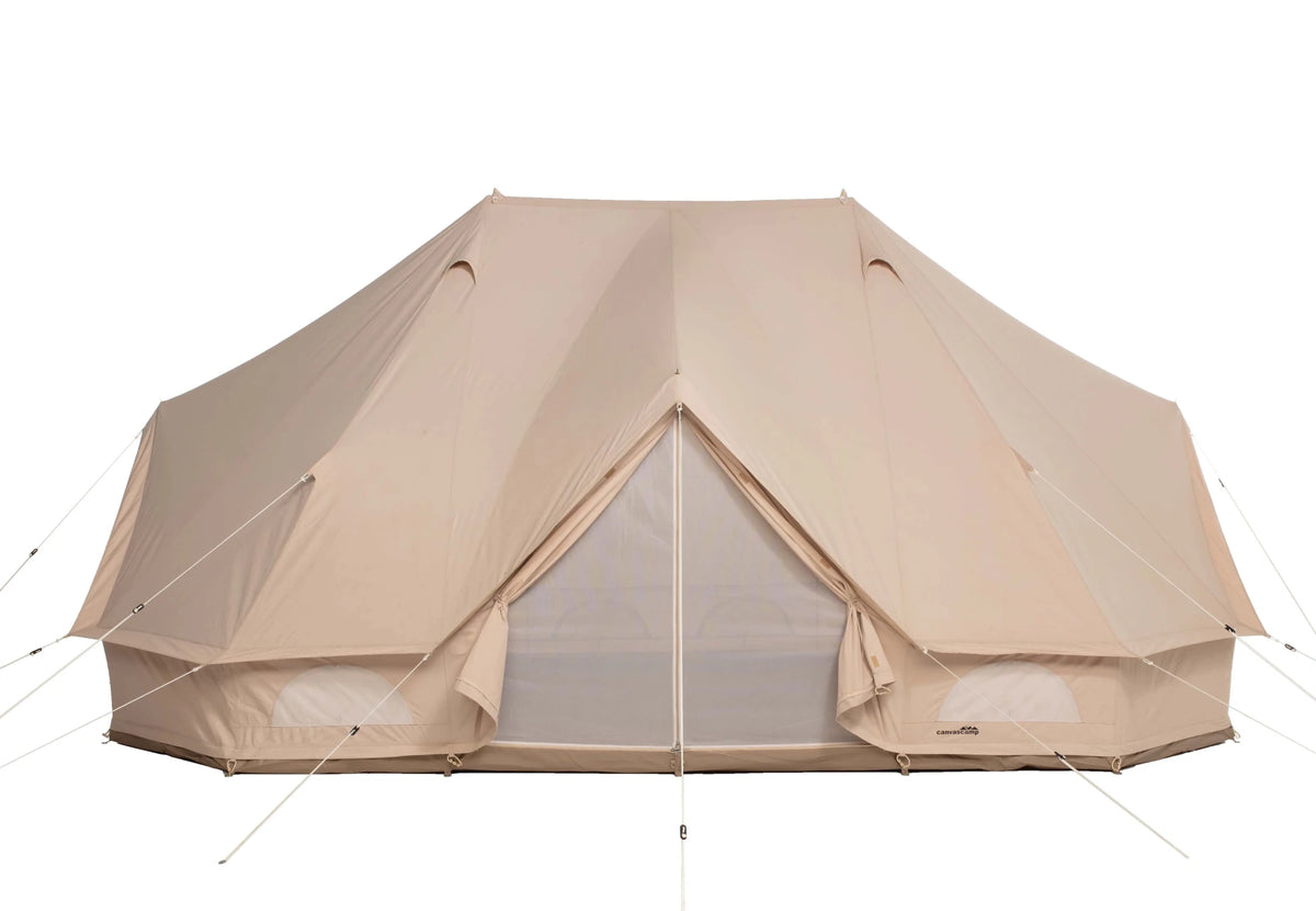 CanvasCamp Sibley Traveller 600 Twin de face avec la porte ouverte et la moustiquaire fermée