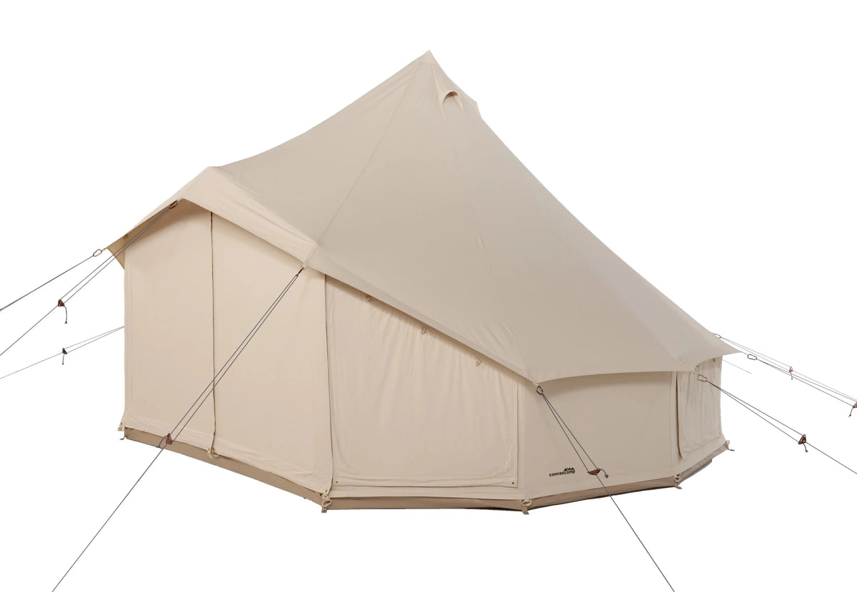 CanvasCamp Sibley Traveller 520 Panorama de trois quarts avec la paroi panoramique fermée