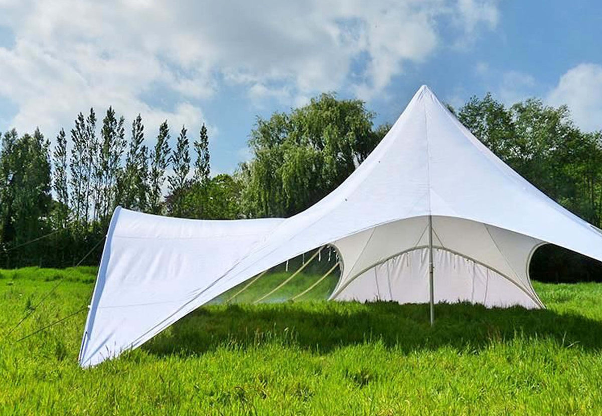 CanvasCamp StarShade Connector sur une tente StarShade blanche sur une pelouse, vue latérale