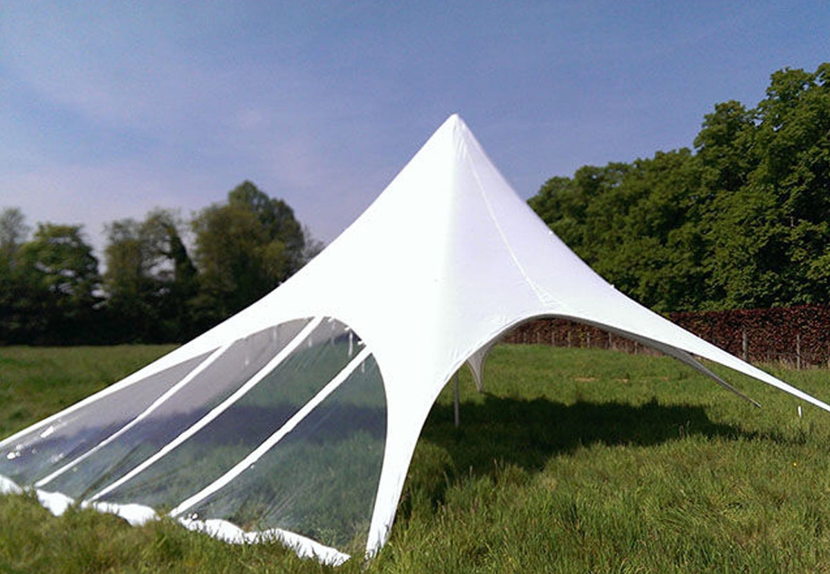 panneau latéral StarShade, panneau transparent sur une tente StarShade blanche sur une pelouse