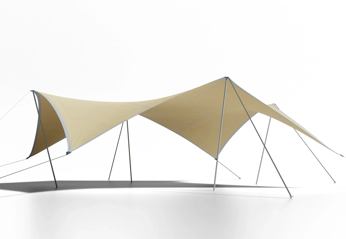 CanvasCamp Stretch Tent Q1 avec deux sommets hauts et un côté tendu jusqu'au sol
