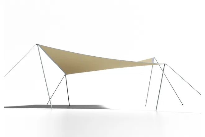 CanvasCamp Stretch Tent Q1 tendue comme une voile beige basse sur quatre mâts