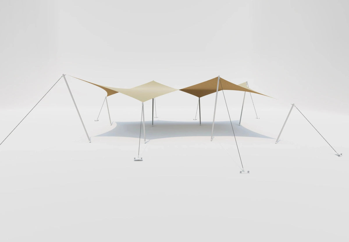 CanvasCamp Stretch Tent Q3X, deux voiles reliées côte à côte sur des mâts avec haubans