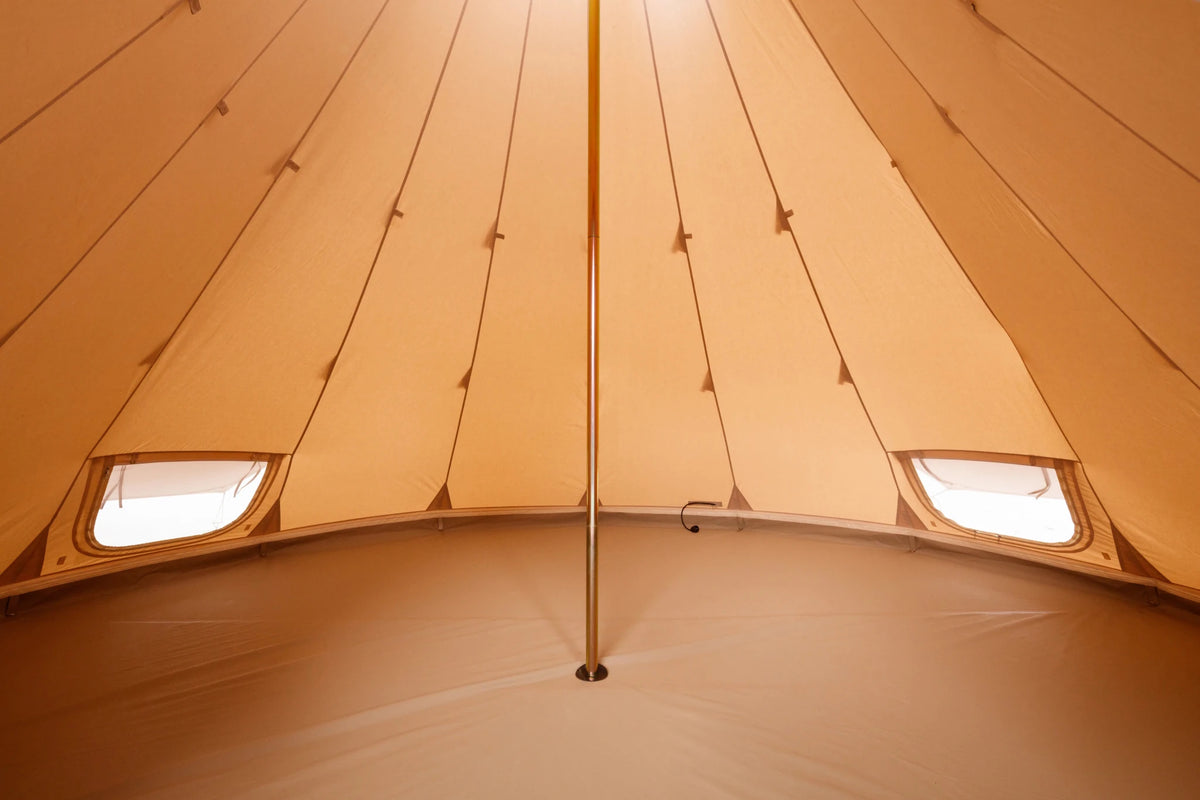CanvasCamp Traveller 500, intérieur avec mât central, tapis de sol et fenêtres