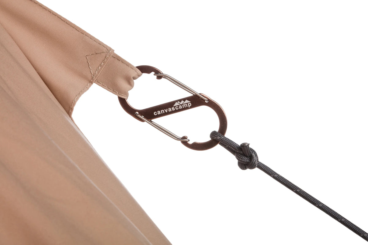 CanvasCamp Traveller 500, mousqueton avec logo de la marque fixé au hauban