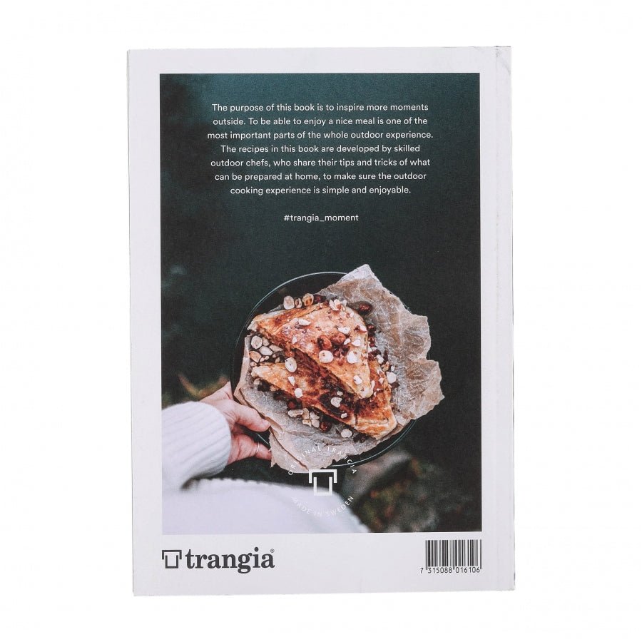 Livre de cuisine Trangia Moment, quatrième de couverture avec une assiette de tarte aux pommes et un court texte