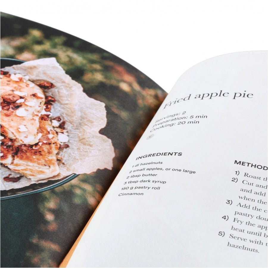 Livre de cuisine Trangia Moment ouvert sur la recette de tarte aux pommes