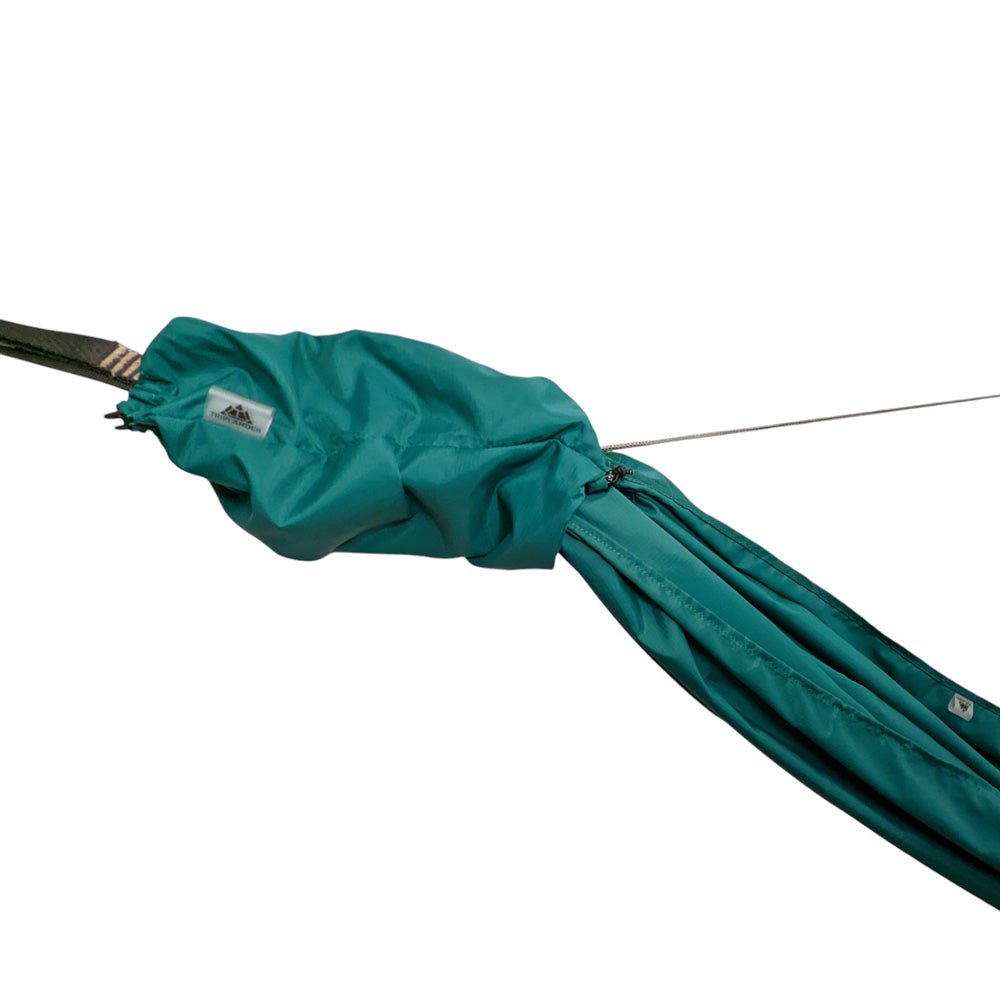 Triplander Summer Classic vert pétrole, à moitié dans la housse de rangement avec étiquette logo