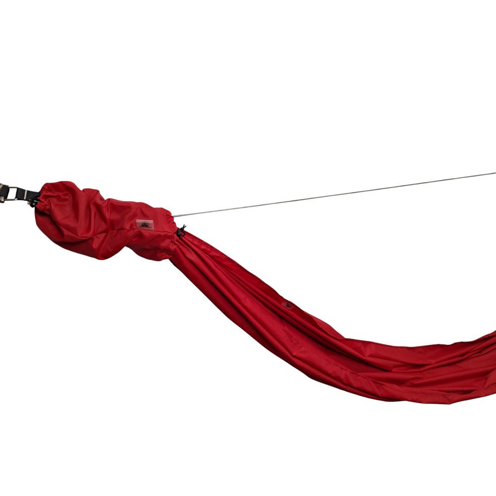 Triplander Summer Classic rouge, en partie dans la pochette attachée, sur une corde
