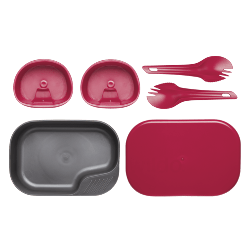 Wildo Camp-A-Box Duo rouge avec deux gobelets, deux cuillères-fourchettes, un bac gris et un couvercle