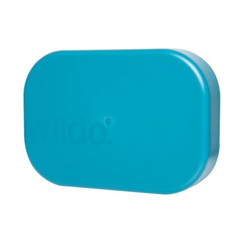 Wildo Camp-A-Box Duo fermé, couvercle bleu avec le logo Wildo, vu de dessus en biais