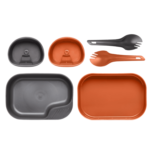Wildo Camp-A-Box Duo gris et orange, avec un gobelet et une cuillère-fourchette de chaque couleur