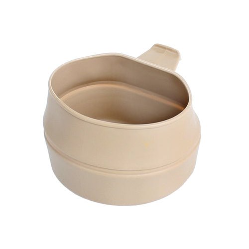 Wildo Fold-A-Cup couleur sable, déplié et vu de dessus en biais