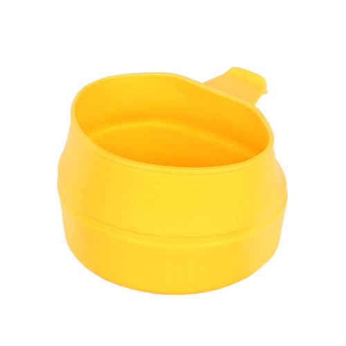 Wildo Fold-A-Cup jaune, déplié et vu de dessus en biais