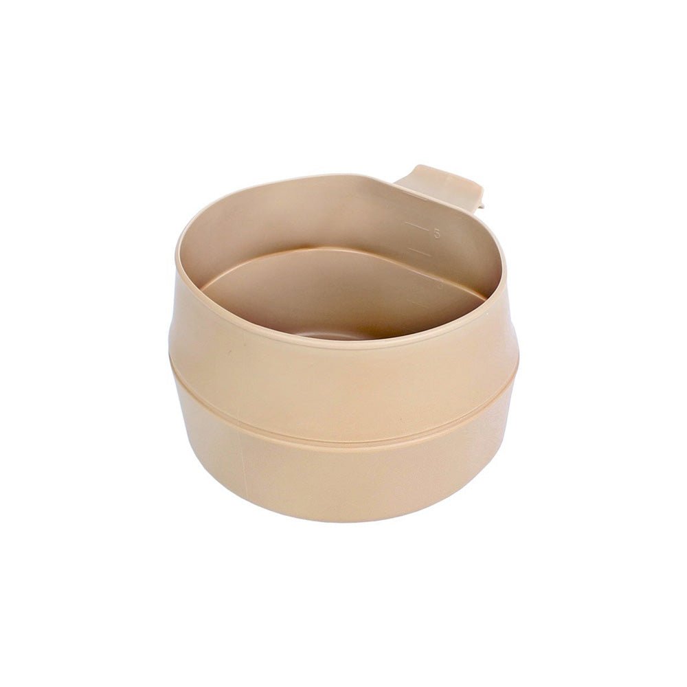 Wildo Fold-A-Cup Big couleur sable, déplié et vu de dessus en biais