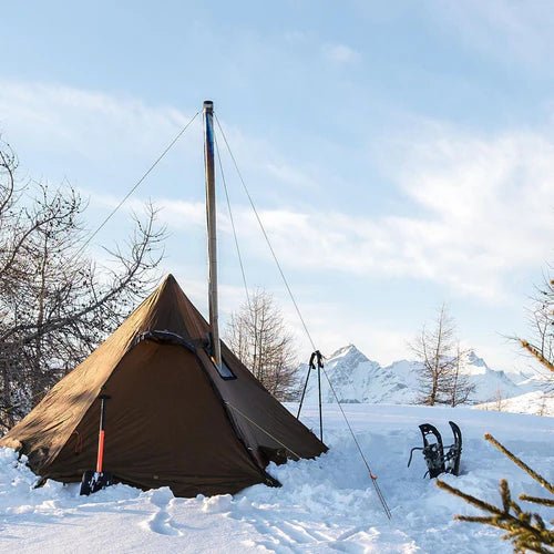 Winnerwell Guyline Peg Set utilisé sur une tente tipi marron dans la neige avec montagnes en arrière-plan