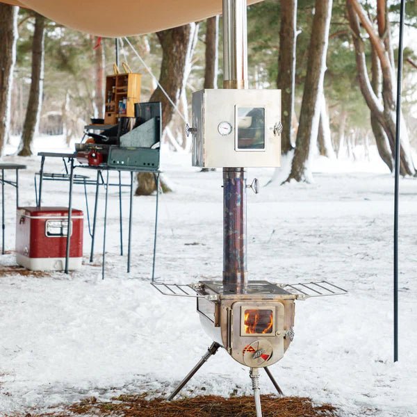 Four Winnerwell pour tuyau de poêle utilisé sur la cheminée d'un poêle de tente dans la neige