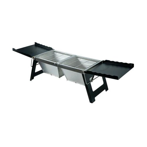 Table de camping Winnerwell noire dépliée avec deux grilles de cuisson et étagères latérales