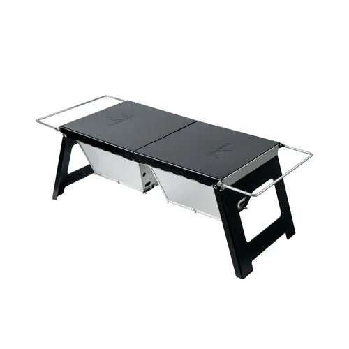 Table de camping Winnerwell noire avec plateaux fermés et poignées métalliques sur les côtés