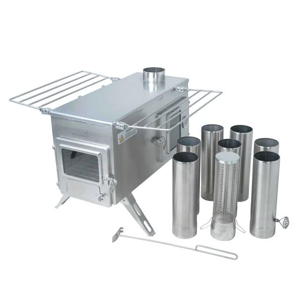 Winnerwell Ovenstove avec étagères latérales dépliées à côté de tuyaux de cheminée séparés et d'un tisonnier