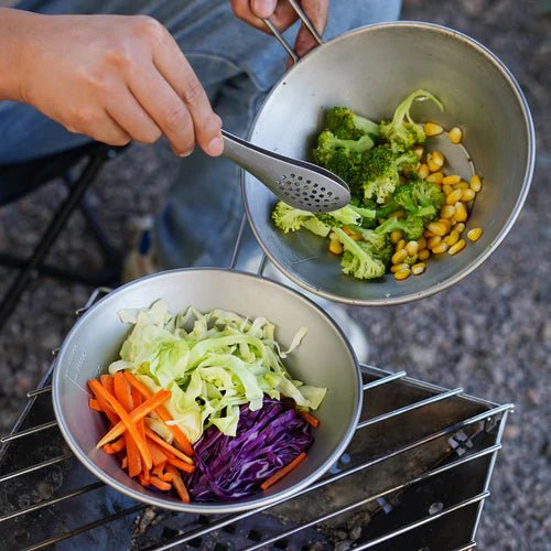 Bols Winnerwell Sierra Cup avec des légumes pendant la cuisine en plein air au-dessus d'une grille