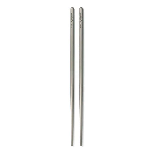 Winnerwell Square Titanium Chopsticks, une paire de baguettes côte à côte sur fond blanc
