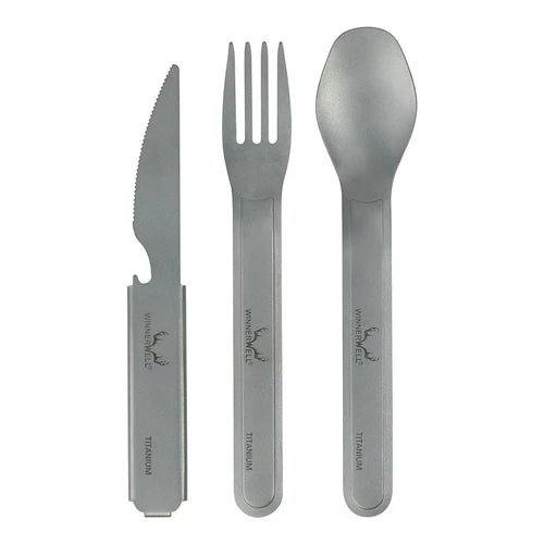 Winnerwell Titanium Cutlery Set avec couteau, fourchette et cuillère côte à côte, chacun avec le logo au cerf