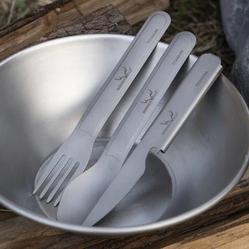 Winnerwell Titanium Cutlery Set dans un bol métallique sur un bloc de bois en plein air