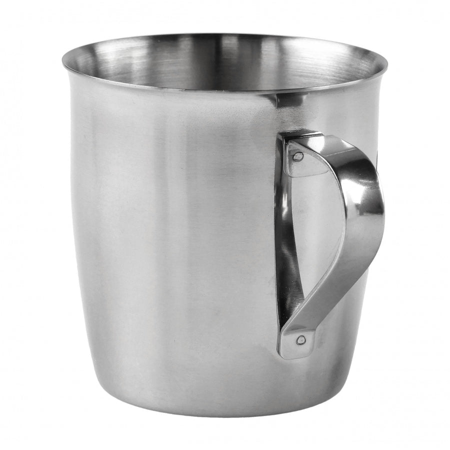 Mug en acier Zebra Thailand vu de côté en biais, avec la poignée rivetée bien visible