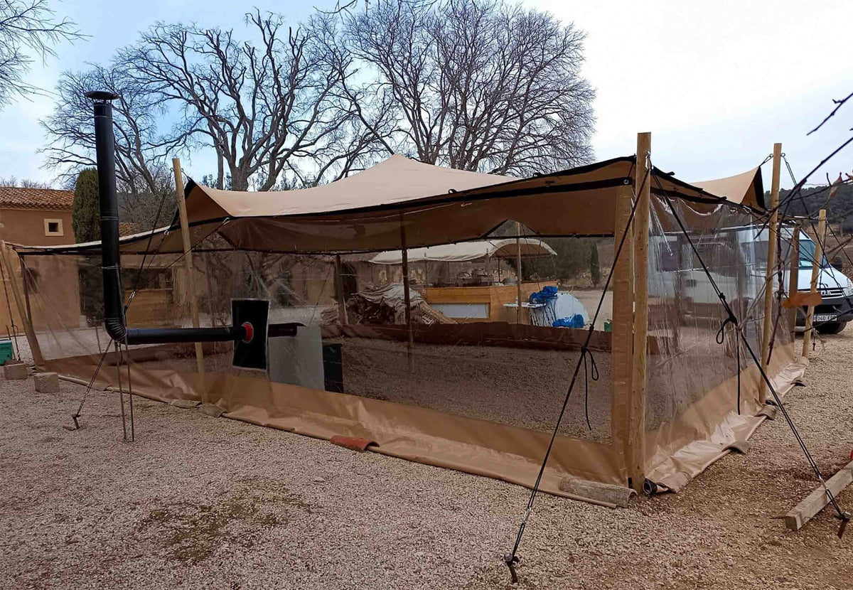 Paroi latérale CanvasCamp Stretch Tent Q2/Q3 avec moustiquaire et bordure beige autour d'une tente sur gravier