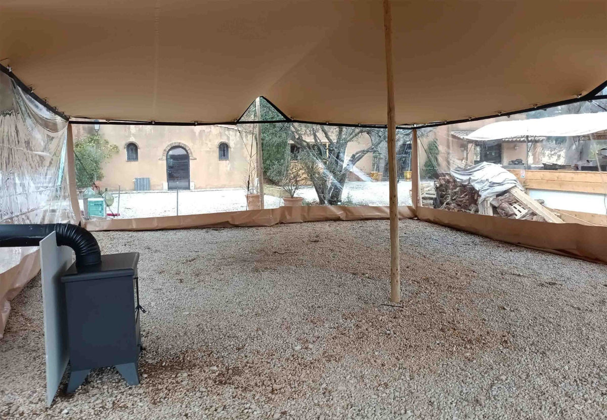 Paroi latérale CanvasCamp Stretch Tent Q2/Q3 vue de l'intérieur avec poêle de tente et sol en gravier